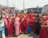 बीसी सखियों का चारबाग रेलवे स्टेशन पर प्रदर्शन, मानदेय बढ़ाने की मांग  