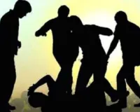 शिकायत पर भड़का डिलीवरी बॉय, ब्लिंकिट स्टोर पर ग्राहक को गिराकर पीटा