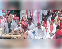 पेट्रोल-डीजल और महंगाई के खिलाफ सपा का प्रदर्शन, बैलगाड़ी से पहुंचे कार्यकर्ता