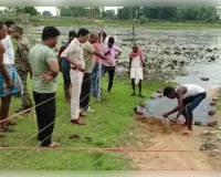 तालाब किनारे मिला वृद्ध महिला का रक्तरंजित शव, परिजनों ने लगाया हत्या का आरोप