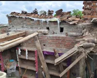 हमीरपुर : पुरानी सलैब तोड़ते समय छत भरभराकर गिरी, मलबे में दबकर दो लोग घायल