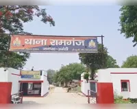 तेज रफ्तार कार लकड़ी के ढेर पर चढ़ी, युवक की मौत, परिजनों ने जताई हत्या की आशंका