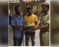 ईमानदारी की मिसाल: आमेर महल में मिले 1.06 लाख रुपये से भरे बैग को होमगार्ड जवान ने लौटाया