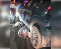 नशे में धुत युवती ने सहेलियों पर चढ़ाई कार, पुलिस ने शिकायत पर शुरू की जांच 