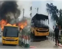 गाजियाबाद : स्कूल बस में लगी आग को दो दमकल ने किया काबू
