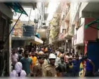 नोएडा : वाहन चार्जिंग के दौरान स्पार्किंग से लगी आग, चपेट में आकर युवती समेत दो की मौत