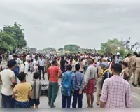 बेकाबू ट्रक घर के बाहर सो रहे लोगों पर चढ़ा, तीन की मौत