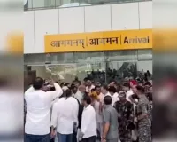 देहरादून एयरपोर्ट पहुंचने पर राहुल गांधी का हुआ स्वागत