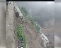 भारी बारिश से मसूरी-देहरादून मार्ग बंद, भूस्खलन और सड़क धंसने के बाद प्रशासन का बड़ा फैसला