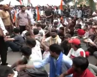 जंतर-मंतर पर हाई वोल्टेज ड्रामा, संसद मार्च से पहले लाठीचार्ज, बैरिकेड तोड़ने पर पुलिस का एक्शन