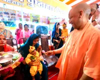 मुख्यमंत्री ने नन्हे-मुन्नों को दुलारा-पुचकारा, साथ में फोटो खिंचवाई