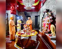 मुख्यमंत्री योगी ने देवीपाटन मंदिर में की मां पाटेश्वरी की आराधना, गौशाला में गायों को खिलाया हरा चारा