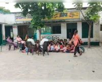 प्राथमिक विद्यालय में जमीन पर बैठाकर बच्चों की पढ़ाई का वीडियो वायरल