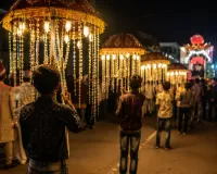 बारात की चमक के पीछे छिपा बचपन, मासूम के कंधों पर मजबूरी का बोझ 
