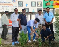 नवयुग मेडिकल सेन्टर मे पौधरोपण कर मनाया गया पत्रकार अशोक श्रीवास्तव का जन्मदिन