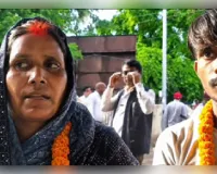 27 साल छोटे युवक के प्यार में घर छोड़ गई तीन बच्चों की मां, पति भी मजबूर होकर स्वीकार कर लिया रिश्ता 