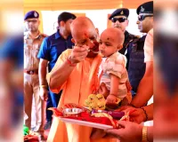 मुख्यमंत्री ने बुलाया तो दौड़कर मंच पर पहुंचीं महिलाएं, भेंट किया हाथ से बनाया गया चित्र