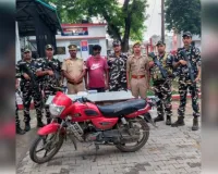 भारत-नेपाल सीमा पर 237 ग्राम स्मैक के साथ तस्कर गिरफ्तार, बाइक व मोबाइल बरामद
