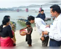 वाराणसी में गंगा के किनारे घाटों पर फूल माला बेचने वाले बच्चों की शिक्षा को लेकर चिंतित हुई राज्य मंत्री