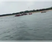 गोरखपुर में नाव से टकराने के बाद सरयू नदी में पलटी बोट, लाइफ जैकेट से बची पांच लाेगाें की जिंदगी