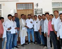 गैर मान्यता विद्यालयों पर कार्यवाही की मांग को लेकर शिक्षकों ने डीएम, बीएसए को सौंपा ज्ञापन