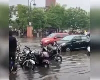 लखनऊ में बारिश का कहर, नगर आयुक्त करते रहे निरीक्षण, घंटाघर के पास भर गया पानी