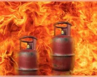  फर्रुखाबाद : लीकेज सिलेंडर से लगी आग,दूल्हे की बहन झुलसी, लाखों का सामान जलकर राख