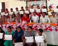 सोलर पीवी इंस्टॉलेशन हेल्पर कोर्स के प्रशिक्षुओं में प्रमाण-पत्र वितरित