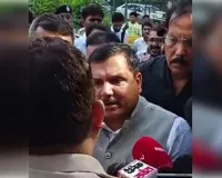 गुरुग्राम: मेदांता में वांगचुक से मिलने पहुंचे 15 सांसदों को पुलिस ने गेट पर ही रोका तो धरने पर बैठे