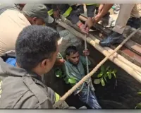 औरैया : गहरे कुएं में गिरे युवक को रेस्क्यू कर फायरमैन ने बचाया