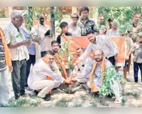 बाराबंकी में बजरंग दल का सेवा सप्ताह शुरू, कार्यकर्ताओं ने वृक्षारोपण कर किया मंदिर में किया श्रमदान