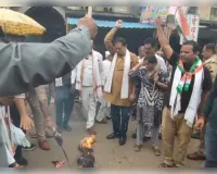अमर्यादित टिप्पणी के विरोध में कांग्रेसियों ने फूंका विधानसभा अध्यक्ष का पुतला