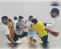 टूरिस्ट क्रूजर हादसा: टायर फटने से बिजली के खंभे से टकराई गाड़ी; 12 यात्री घायल