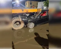 नोएडा में दर्दनाक हादसा, तेज रफ्तार मर्सिडीज़ ट्रक में जा घुसी, चालक घायल