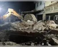 दिल्ली के रोहिणी में चारमंजिला इमारत गिरी, तीन की मौत, मलबे से मजदूर को जिंदा निकाला