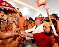अखिलेश यादव ने स्वामी अविमुक्तेश्वरानंद सरस्वती से लिया आशीर्वाद