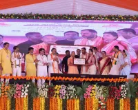 सीएम योगी ने लाभार्थियों को बांटी सौगात, नियुक्ति पत्र, चेक, चाबी और प्रमाणपत्र सौंपे