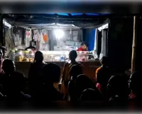 पश्चिम मेदिनीपुर: नशे के खिलाफ प्रदर्शन, लाठी-डंडों के साथ सड़क पर उतरीं महिलाएं 
