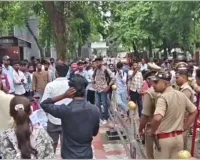शिक्षा मंत्री के इस्तीफे की मांग लेकर वाराणसी में प्रदर्शनकारी छात्र पुलिस हिरासत में