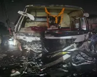  ट्रक और बस की आमने-सामने भिड़ंत, 4 घायल, बस चालक पर नशे में होने का आरोप