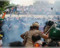 'चलो संसद' मार्च हिंसक: कई पुलिसकर्मी घायल, 60 से ज्यादा प्रदर्शनकारी भी जख्मी, 70 हिरासत में