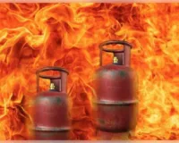 फर्रुखाबाद : लीकेज सिलेंडर से लगी आग,दूल्हे की बहन झुलसी, लाखों का सामान जलकर राख