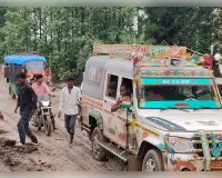 बलरामपुर: एनएच-343 निर्माण बना मुसीबत, दलदल बनी सर्विस लेन, राहगीरों का सफर हुआ मुश्किल
