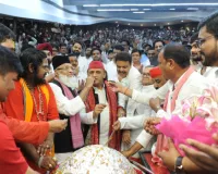 अखिलेश ने तलवार से केक काटकर मनाया जन्मदिन, कार्यकर्ताओं व नेताओं ने दी बधाई