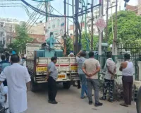 बारिश और हवा का कहर, खंभे पर गिरा पेड़ और 50 गांवों में घंटों बिजली ठप