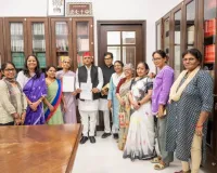 जनगणना-परिसीमन मुद्दे पर महिला प्रतिनिधिमंडल ने अखिलेश यादव को सौंपा ज्ञापन