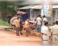 गोसाईगंज में टला हादसा, अनियन्त्रित ट्रैलर ट्रैक्टर को टक्कर मारके दुकान में घुसा 