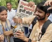 धर्मेन्द्र प्रधान के इस्तीफे पर धरना स्थल में जश्न का माहौल, टॉफी बांटकर जताई ख़ुशी