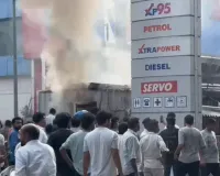 एसी का कम्प्रेशर फटने से रेस्टोरेंट में लगी आग,10 फीट ऊंची उठी लपटें