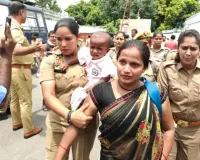 69,000 शिक्षक भर्ती: आरक्षण घोटाले को लेकर शिक्षा मंत्री के आवास पर प्रदर्शन